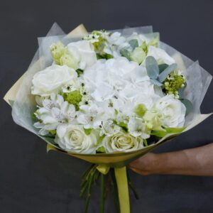Buchet mix de flori albe