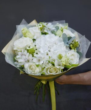 Buchet mix de flori albe