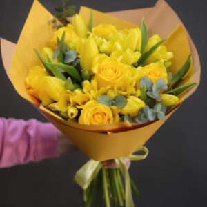 Buchet mix de flori galbene