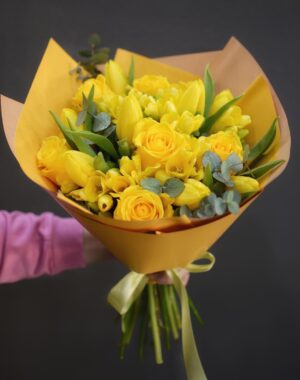 Buchet mix de flori galbene