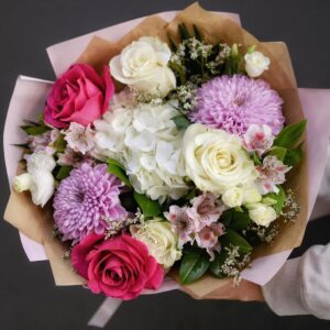 Buchet mix de flori roz