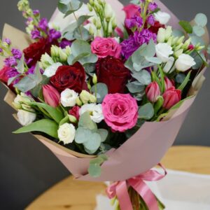 Buchet mix de flori roz