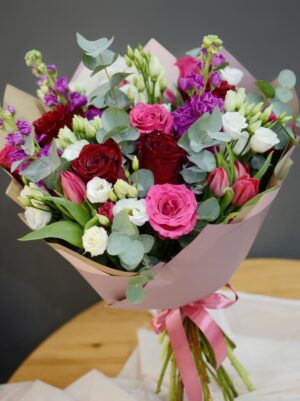 Buchet mix de flori roz