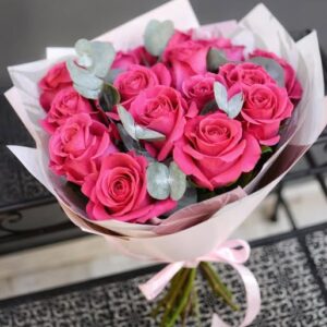 Buchet 15 trandafiri fucsia