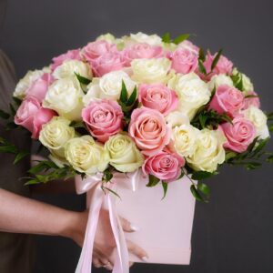 Cutie cu 39 trandafiri albi și roz
