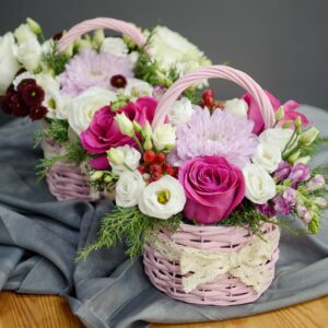 Coș mini cu flori de sezon